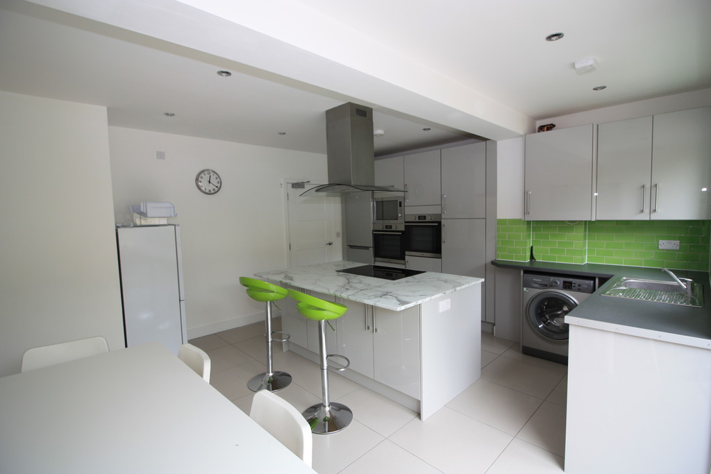 6 bed house to rent  - Property Image 6