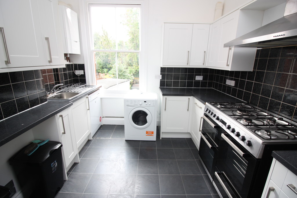 6 bed house to rent in Queens Crescent, Exeter 2