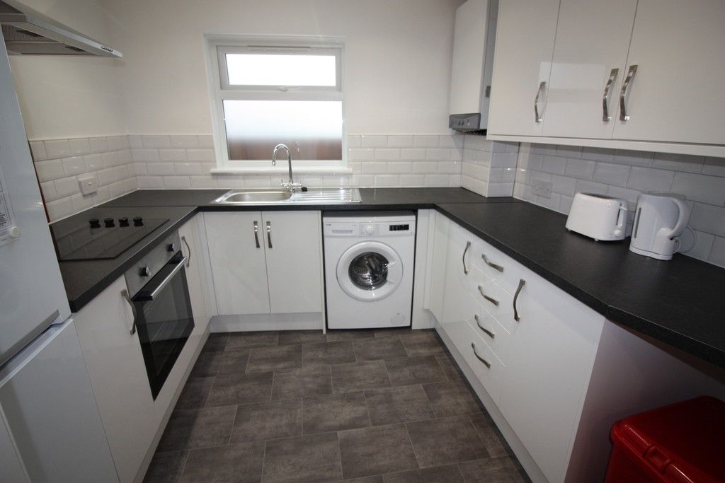 2 bed house to rent in New Buildings , Well Street 1