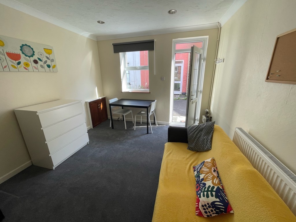 2 bed house to rent in Off High Street 12