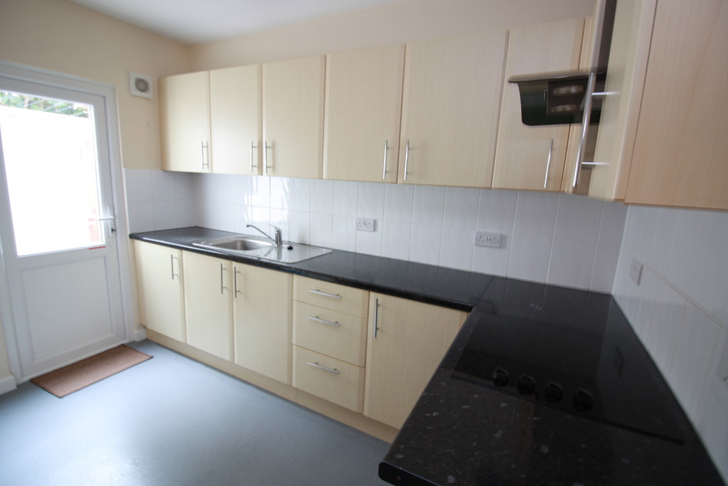 2 bed house to rent in Off High Street 4