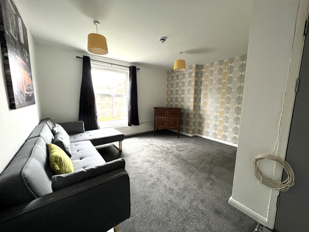 2 bed flat to rent in Longbrook Street 1