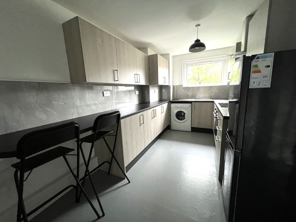 2 bed flat to rent in Longbrook Street 2
