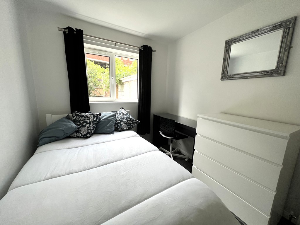 2 bed flat to rent in Longbrook Street 11
