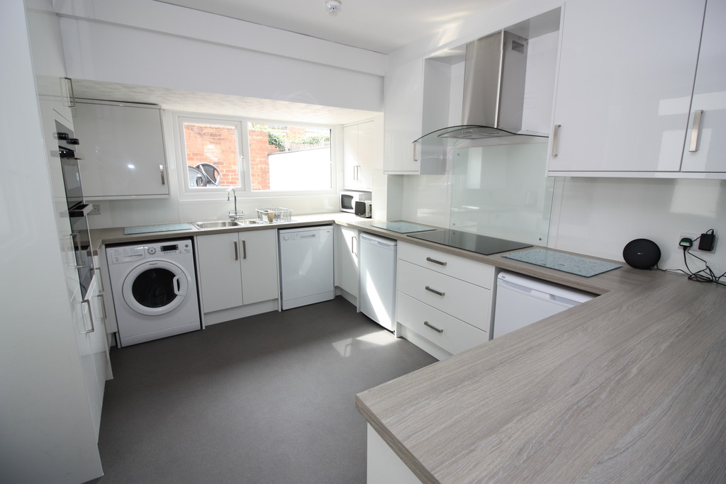 7 bed house to rent in Mount Pleasant Road  - Property Image 2
