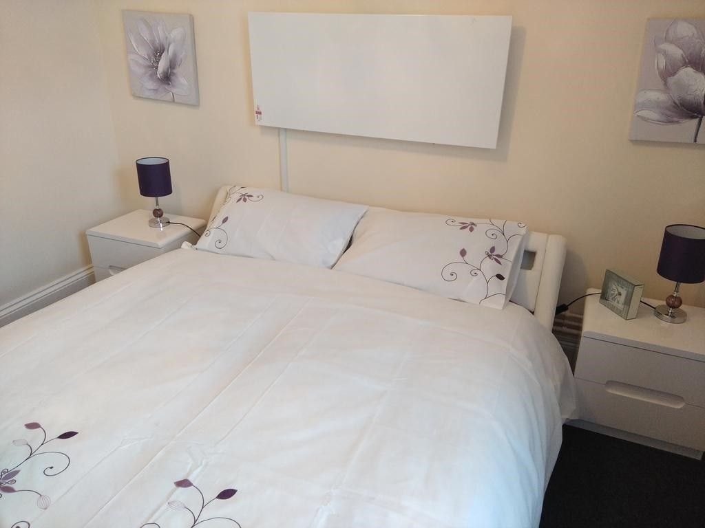 2 bed flat to rent in New North Road 5