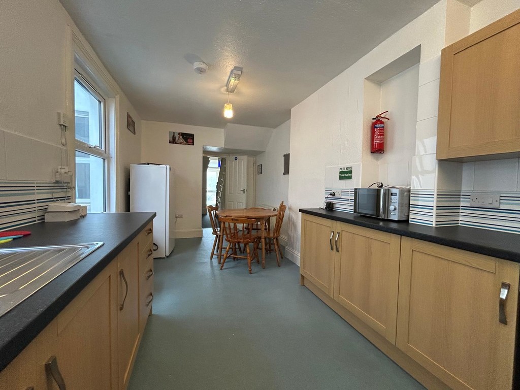 4 bed house to rent  - Property Image 2