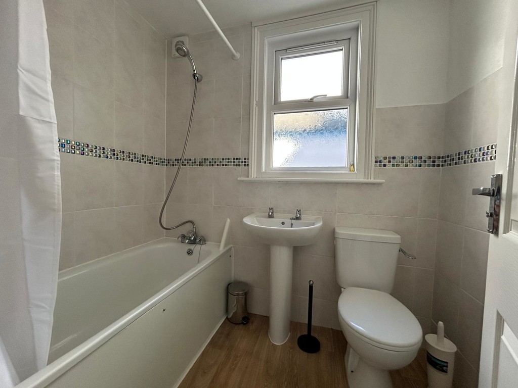 4 bed house to rent  - Property Image 11