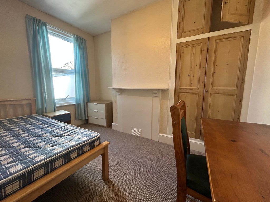 4 bed house to rent  - Property Image 12