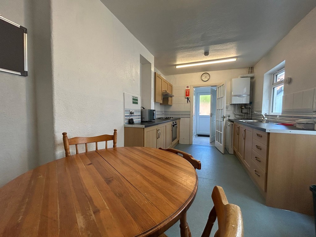4 bed house to rent  - Property Image 4