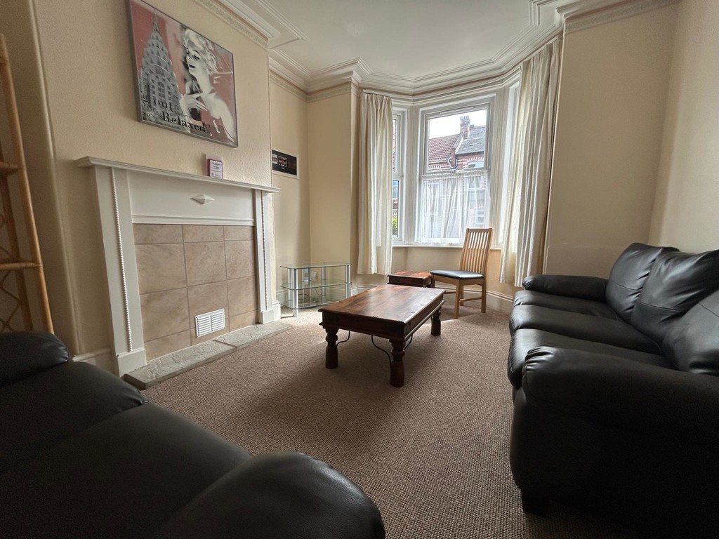 4 bed house to rent  - Property Image 5