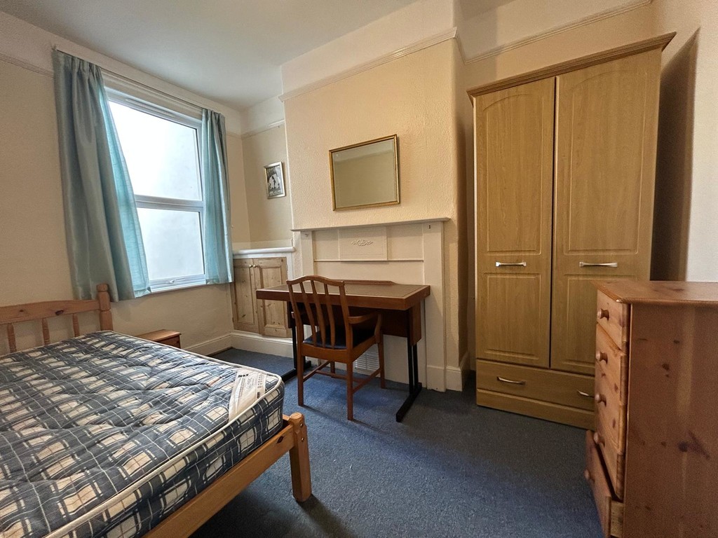 4 bed house to rent  - Property Image 8