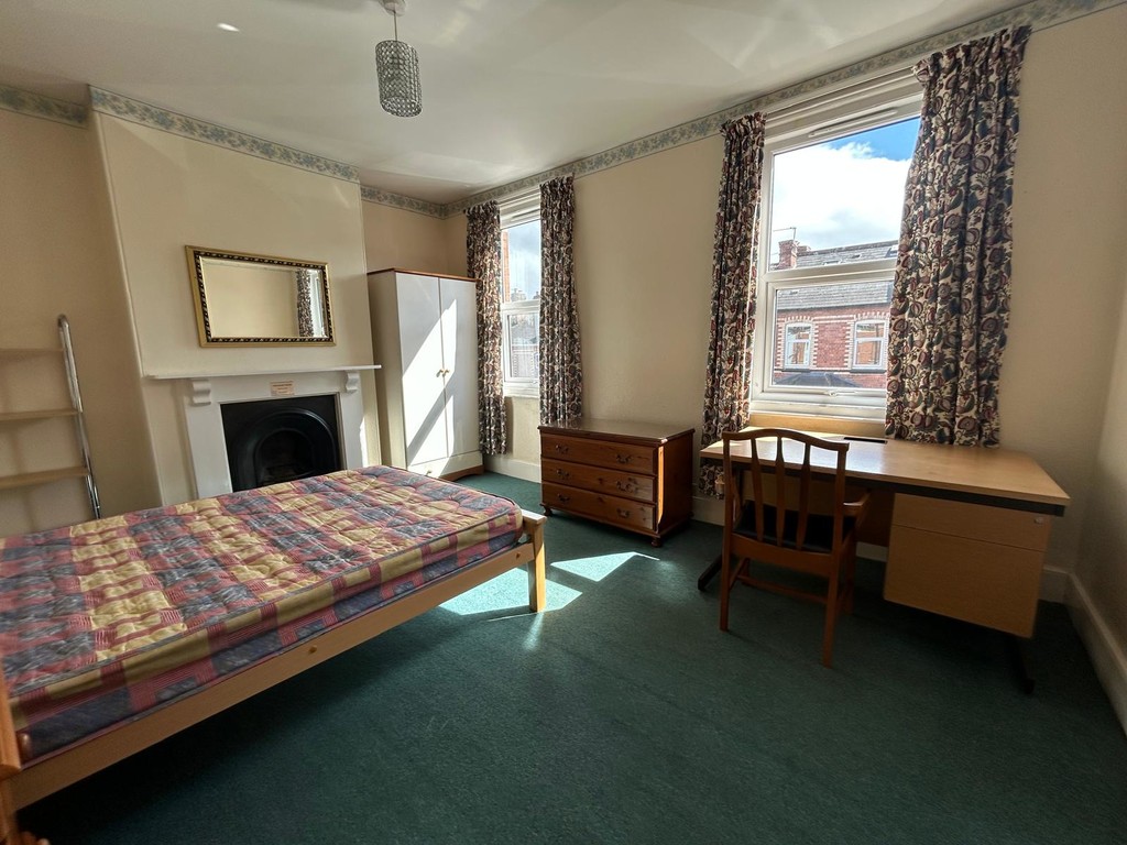 4 bed house to rent  - Property Image 9