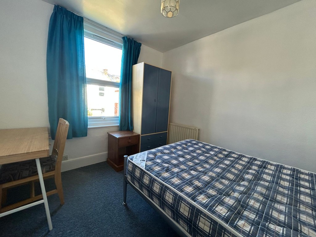 4 bed house to rent 10