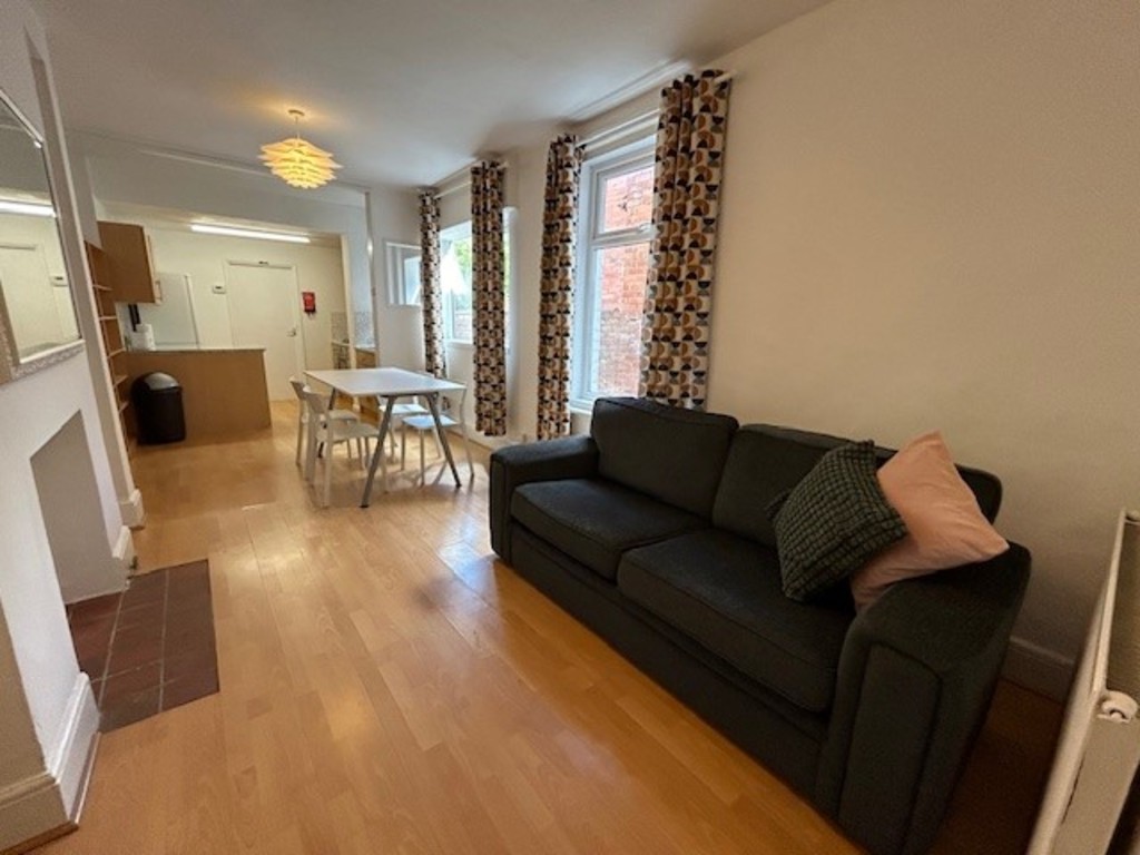 2 bed flat to rent in St Johns Road 1