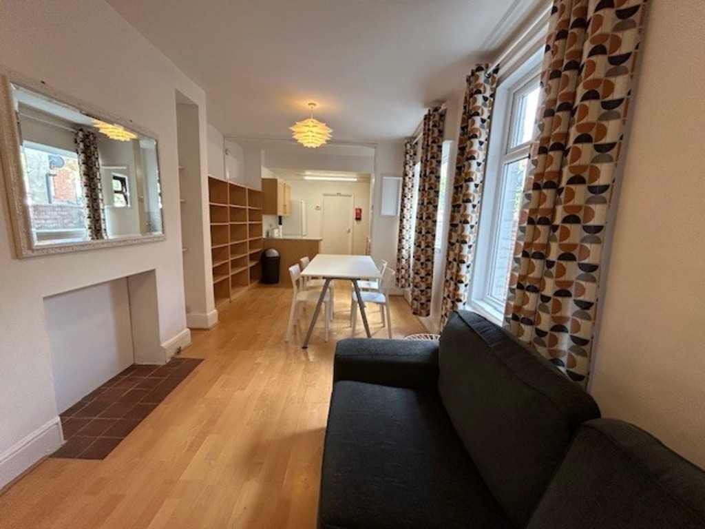 2 bed flat to rent in St Johns Road 1