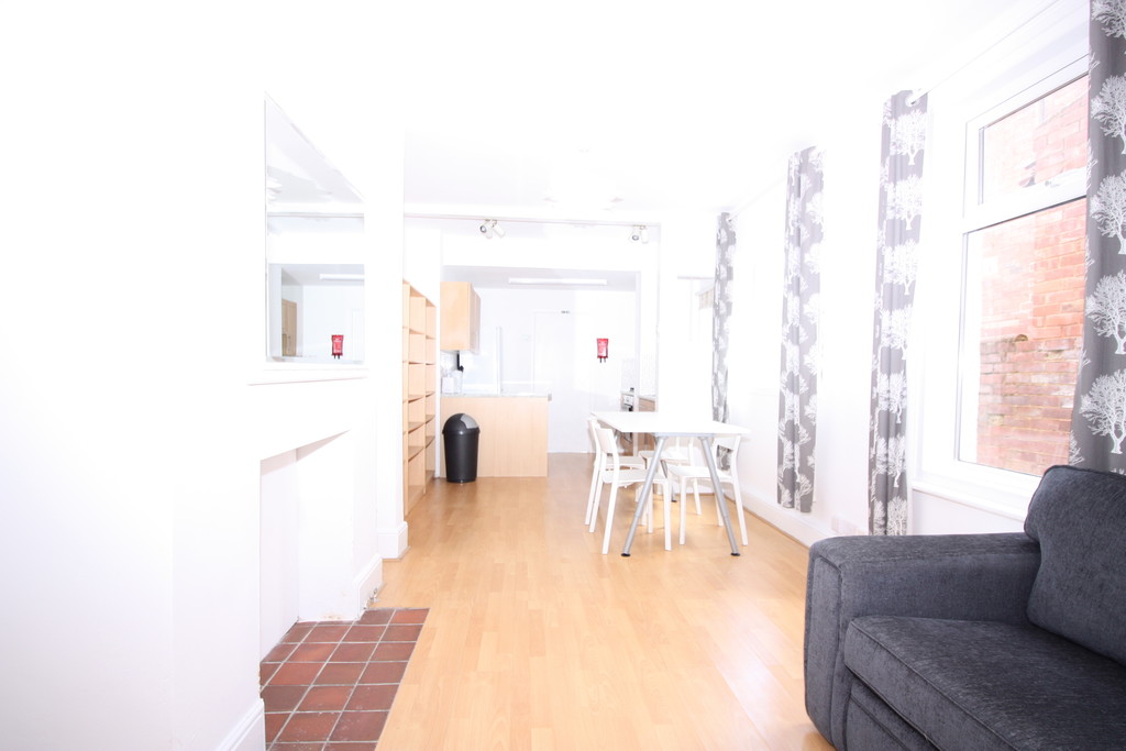 2 bed flat to rent in St Johns Road 2