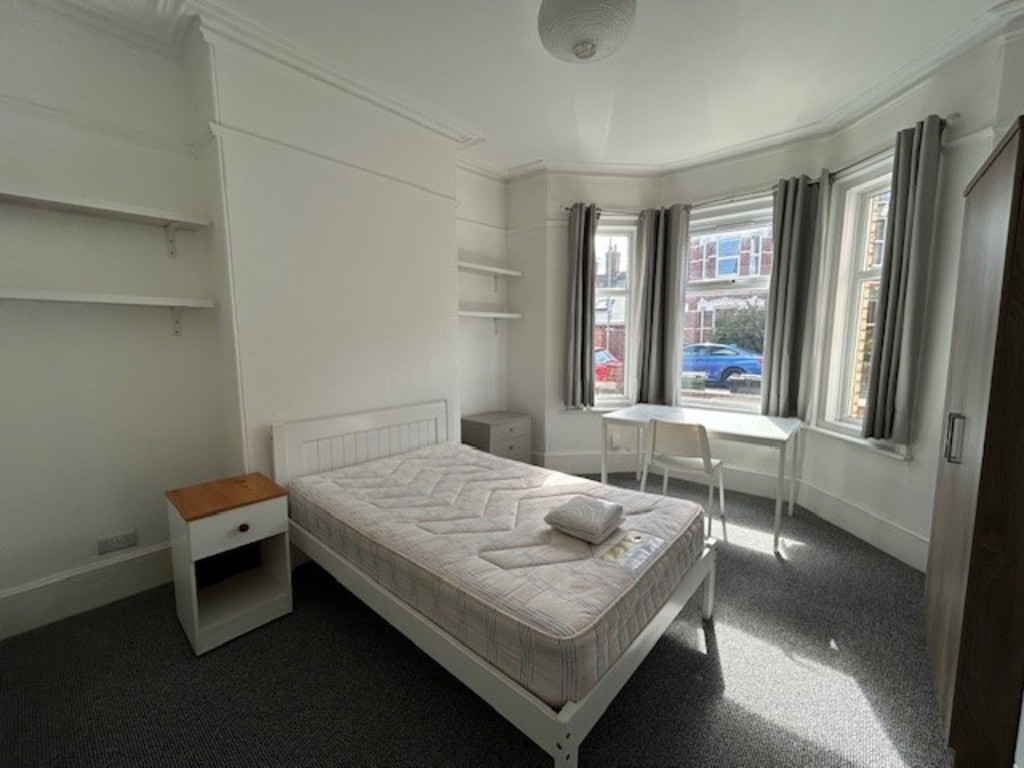 2 bed flat to rent in St Johns Road 11