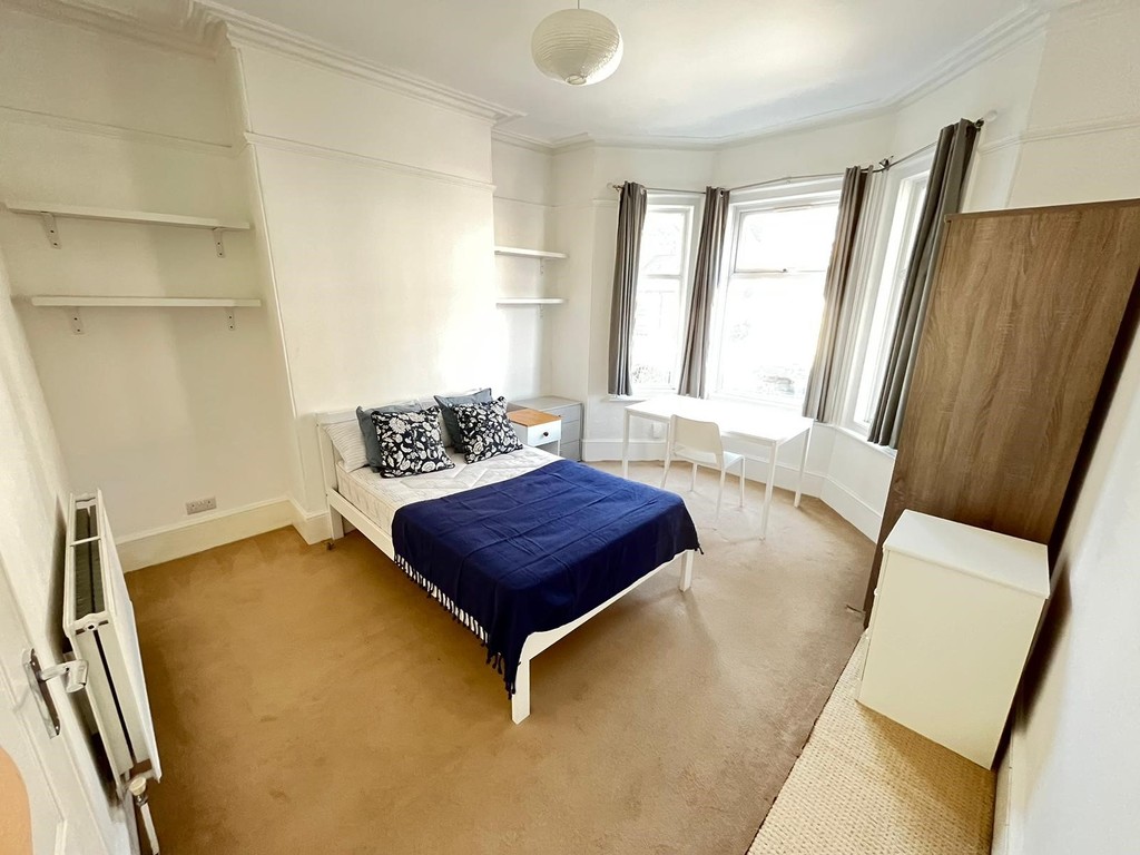 2 bed flat to rent in St Johns Road 12