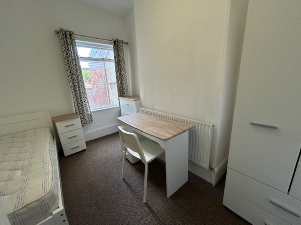 2 bed flat to rent in St Johns Road 13