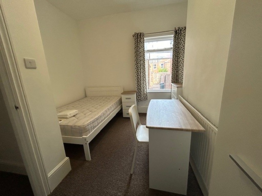 2 bed flat to rent in St Johns Road 14