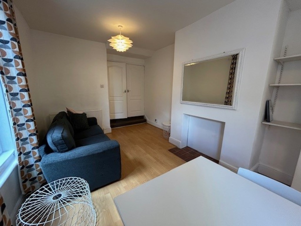 2 bed flat to rent in St Johns Road 3