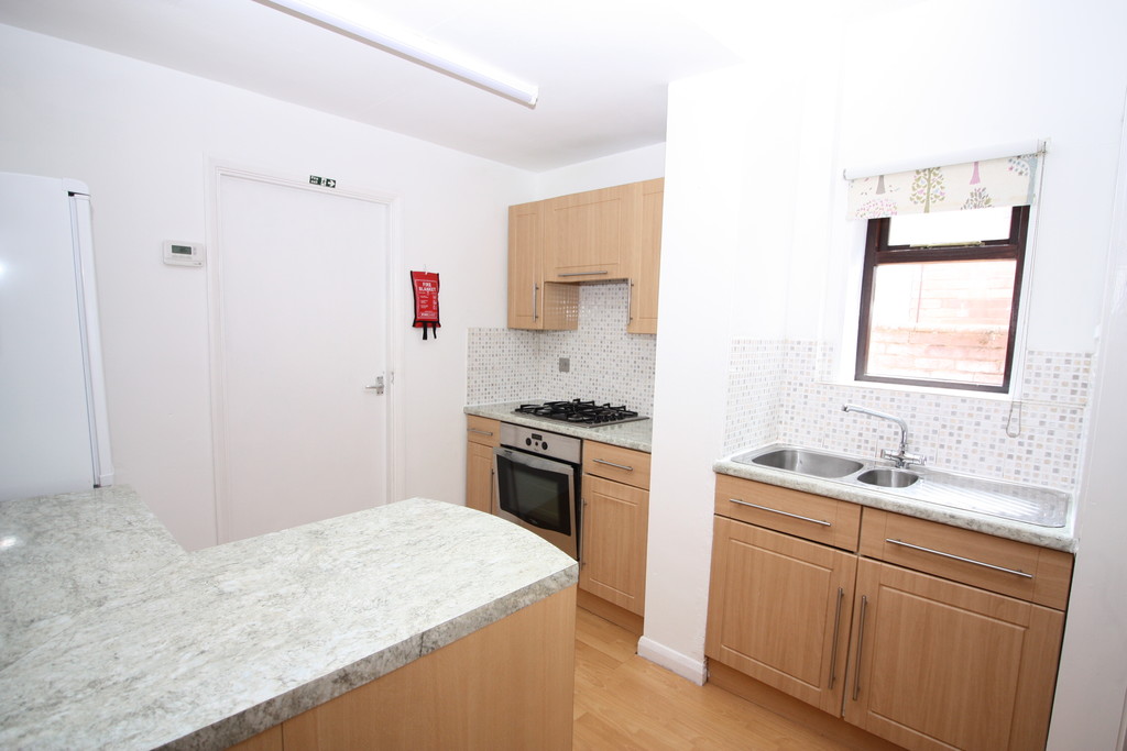 2 bed flat to rent in St Johns Road 4