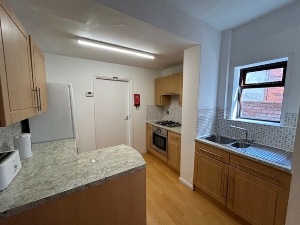 2 bed flat to rent in St Johns Road  - Property Image 5