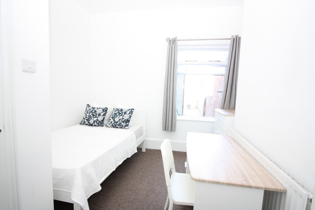 2 bed flat to rent in St Johns Road  - Property Image 7