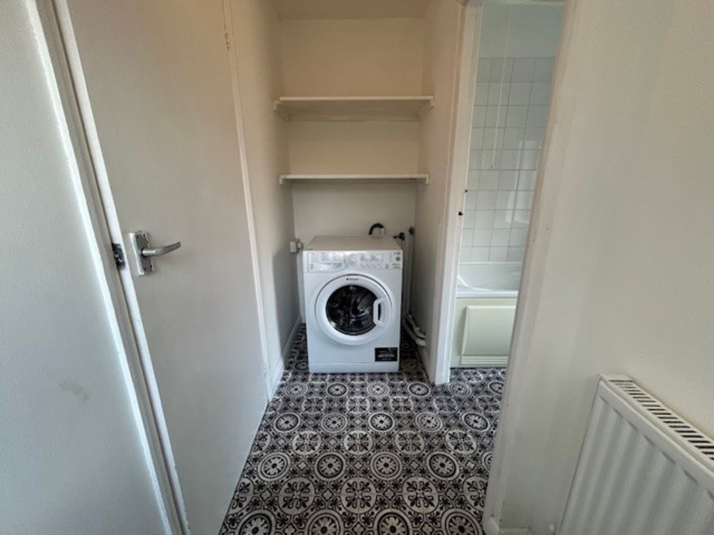 2 bed flat to rent in St Johns Road 7