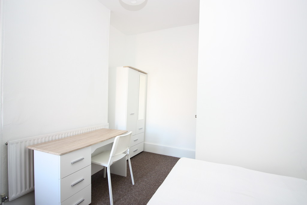 2 bed flat to rent in St Johns Road 8