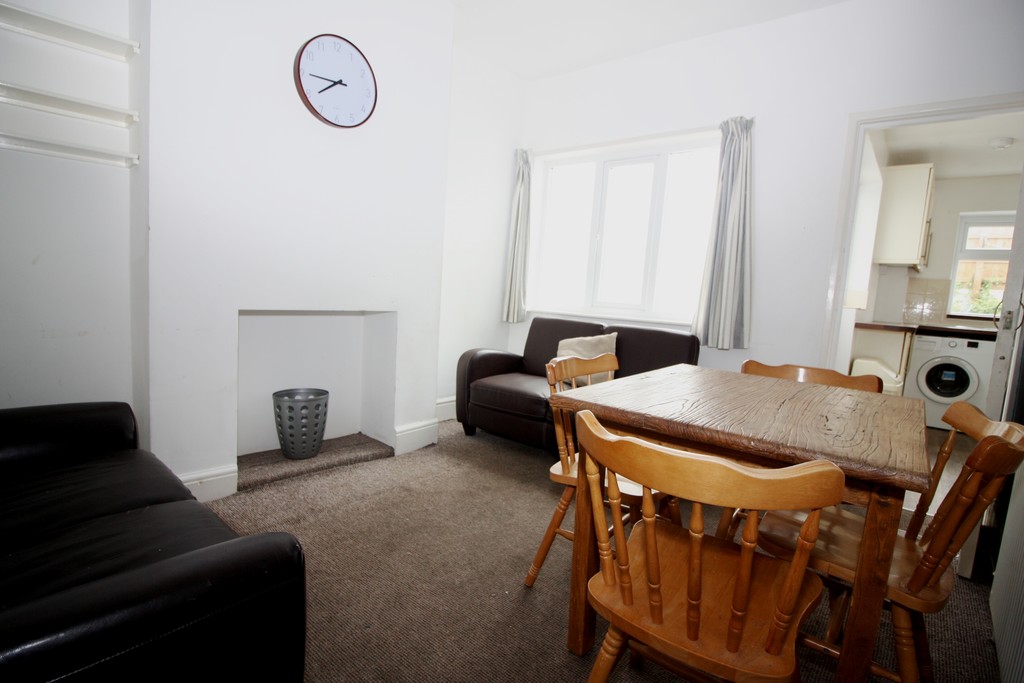 4 bed house to rent in Codrington Street  - Property Image 3