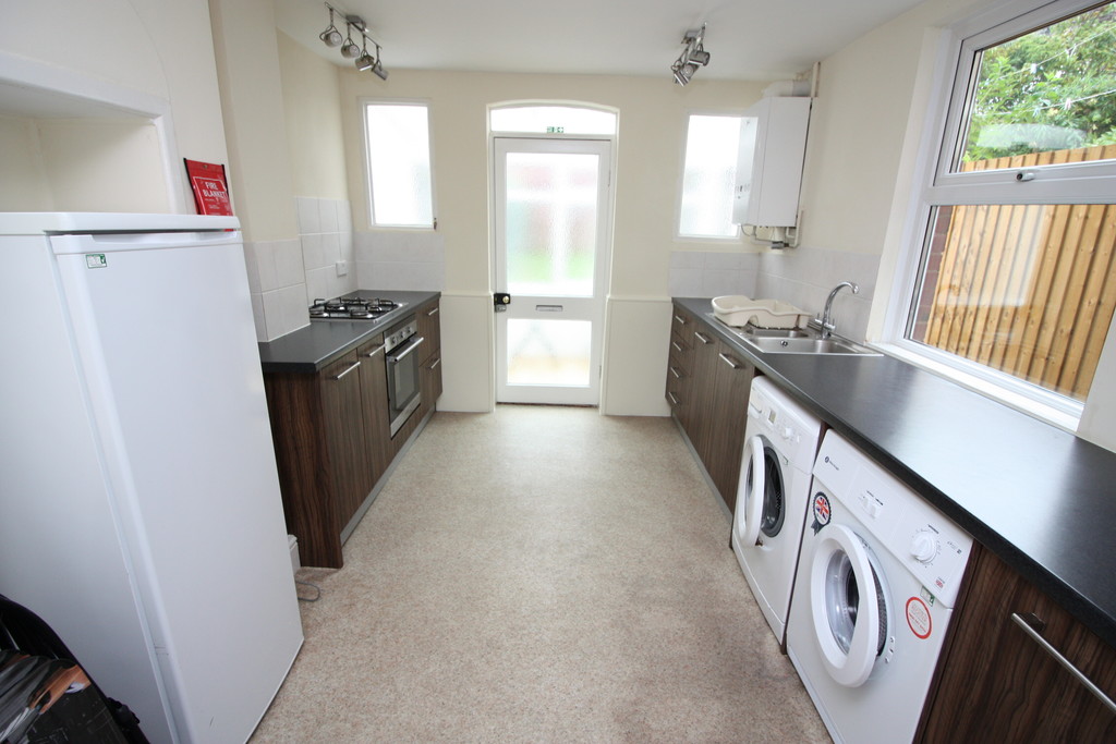 4 bed house to rent in Manston Road  - Property Image 4