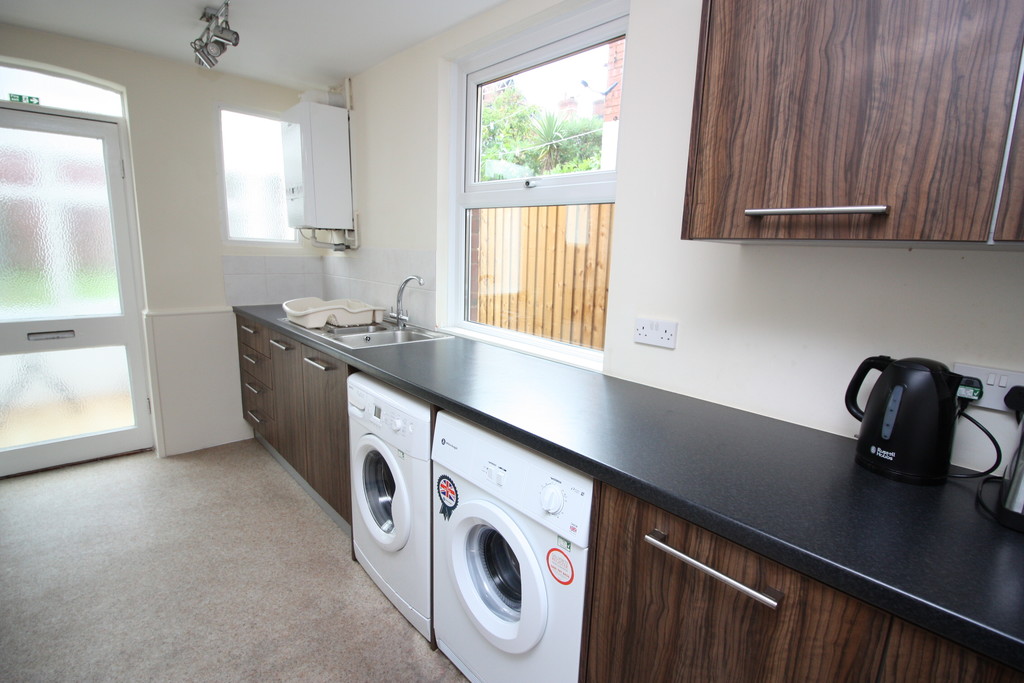 4 bed house to rent in Manston Road 6