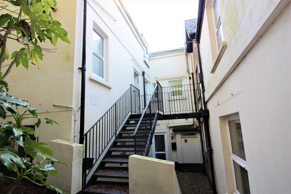 4 bed flat to rent in St. Davids Hill, Exeter 1