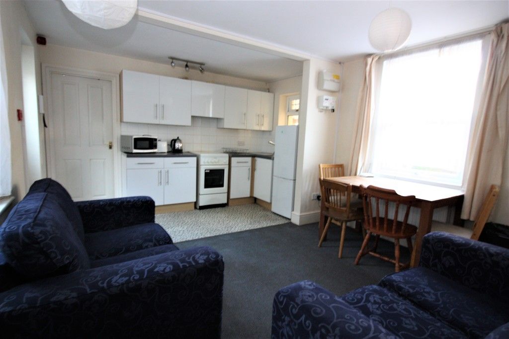 4 bed flat to rent in St. Davids Hill, Exeter 2