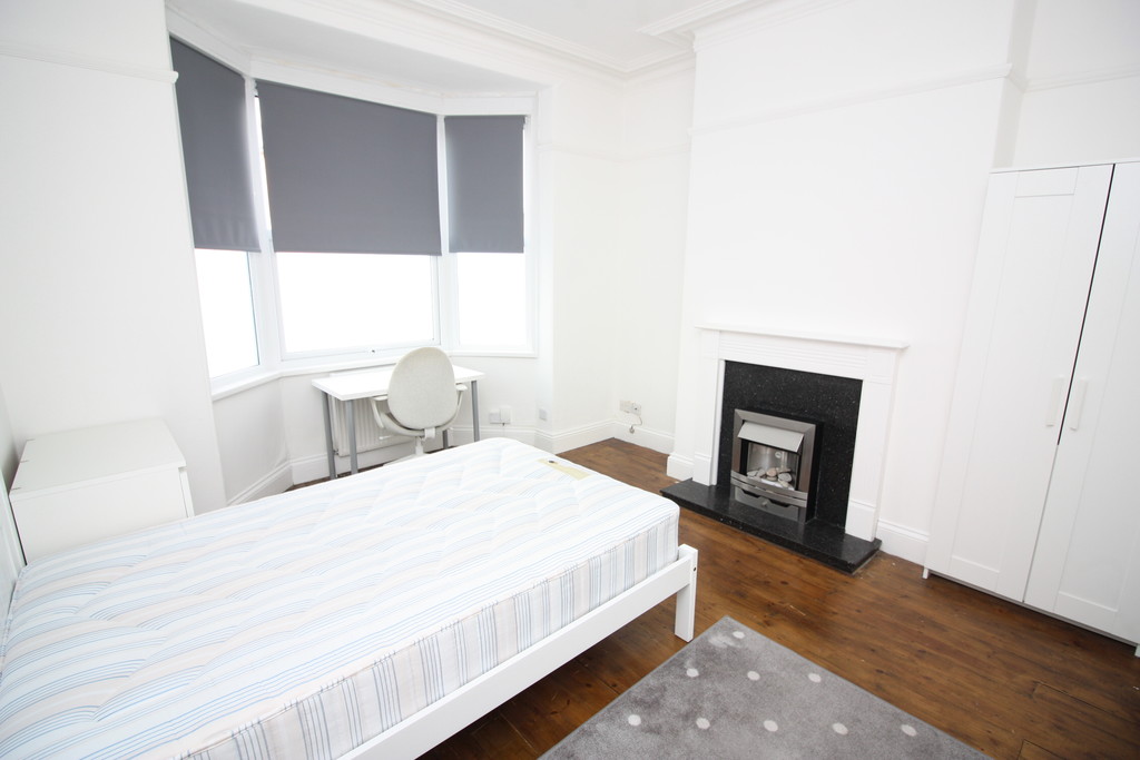 2 bed flat to rent in Leighton Terrace, Exeter 2