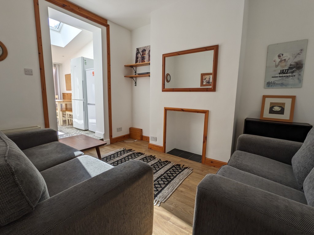 5 bed house to rent in Well Street  - Property Image 2