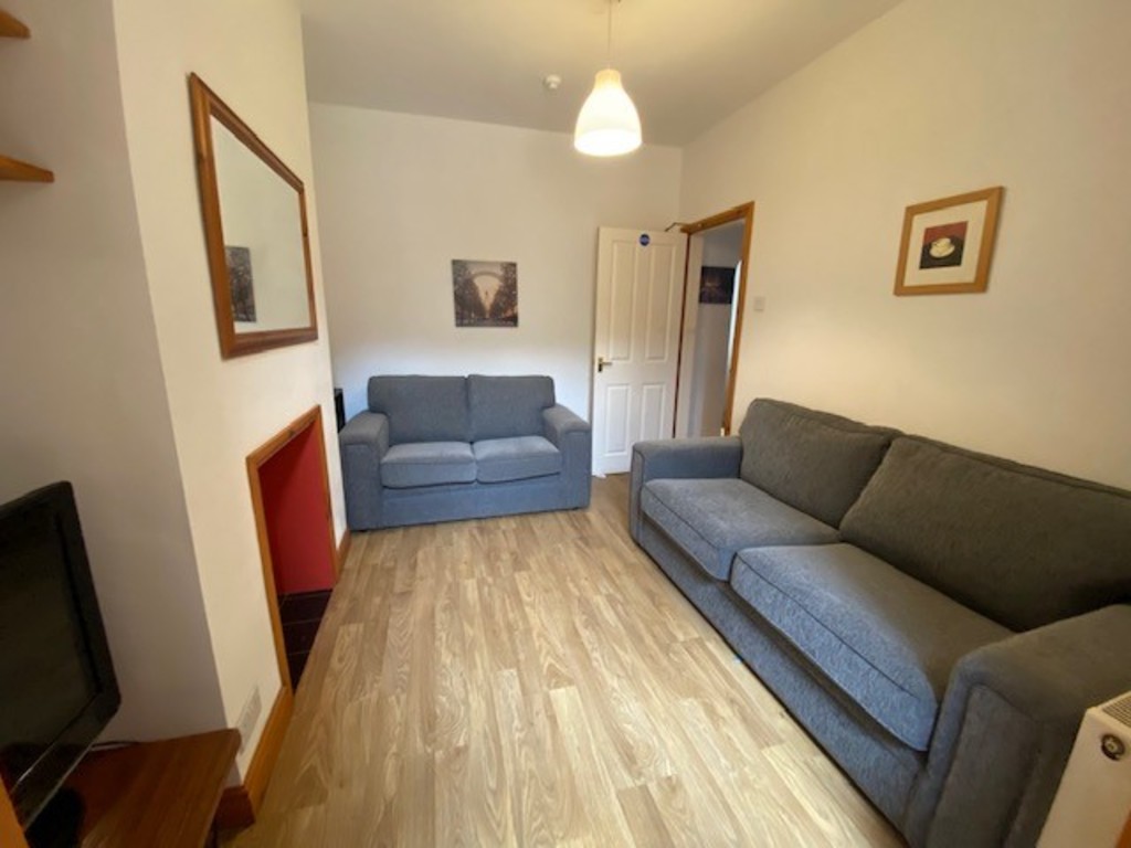 5 bed house to rent in Well Street  - Property Image 3