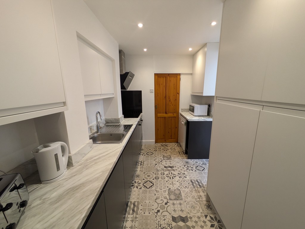 5 bed house to rent in Well Street  - Property Image 4