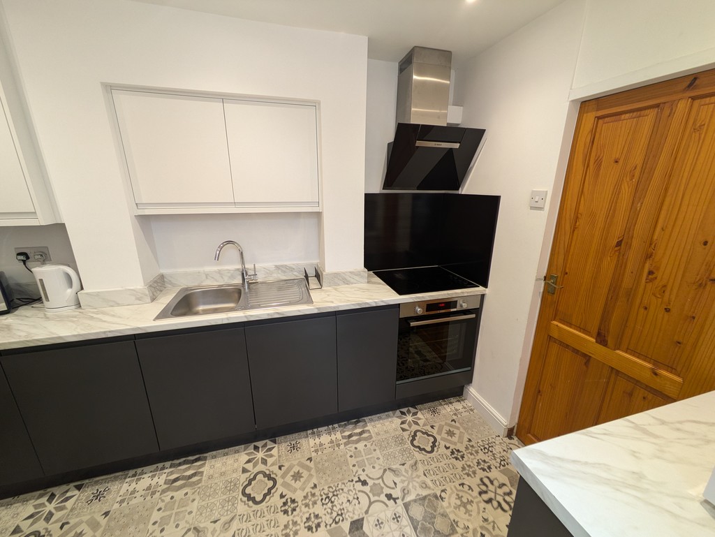 5 bed house to rent in Well Street  - Property Image 5