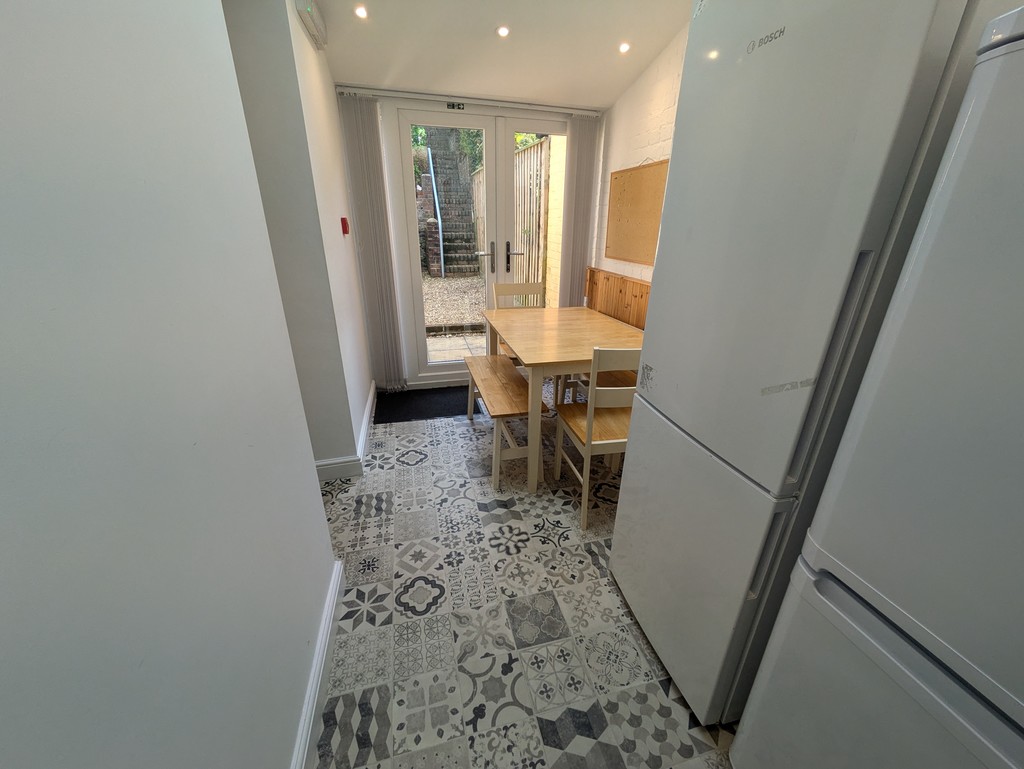 5 bed house to rent in Well Street 6
