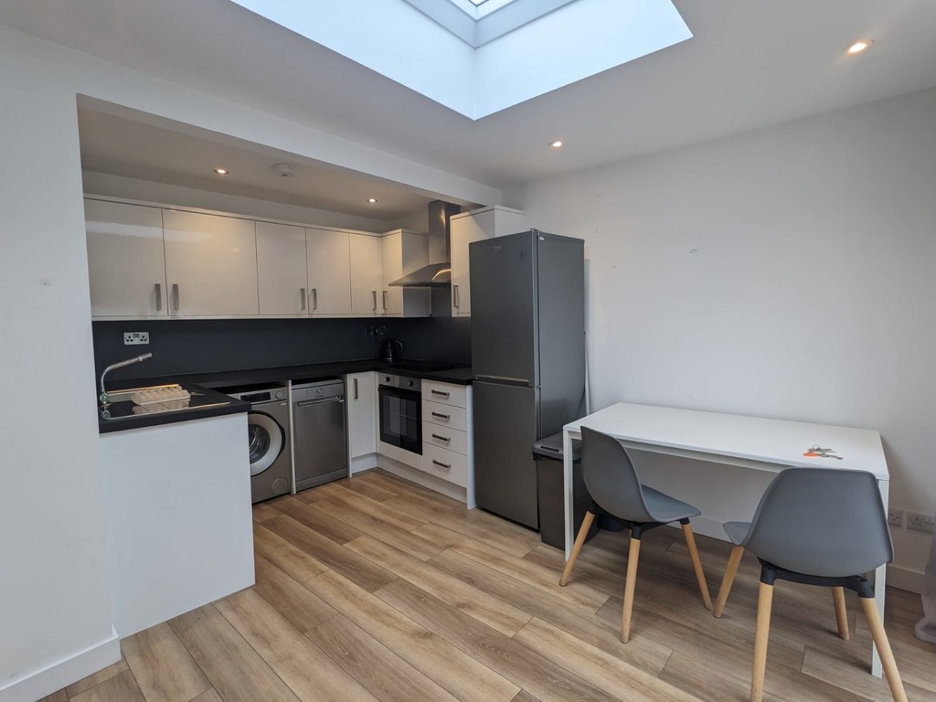 2 bed flat to rent in Mount Pleasant Road, Exeter, EX4