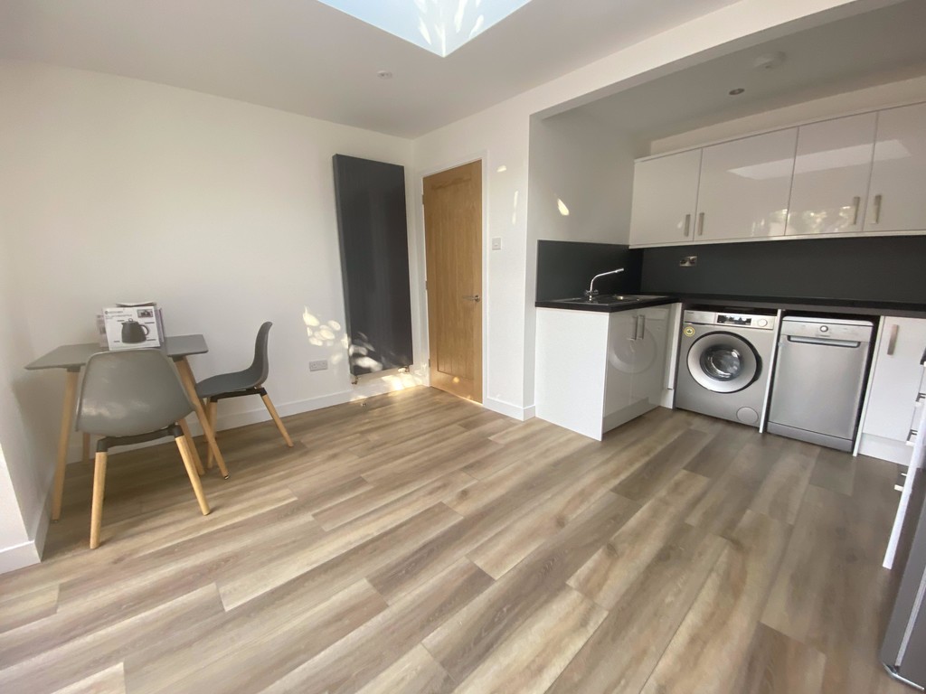 2 bed flat to rent in Mount Pleasant Road, Exeter  - Property Image 1