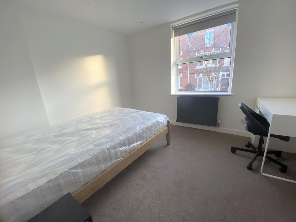 2 bed flat to rent in Mount Pleasant Road 4