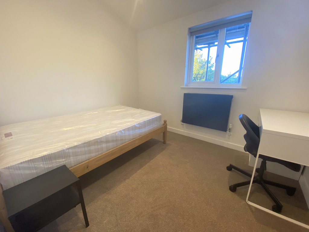 2 bed flat to rent in Mount Pleasant Road 5