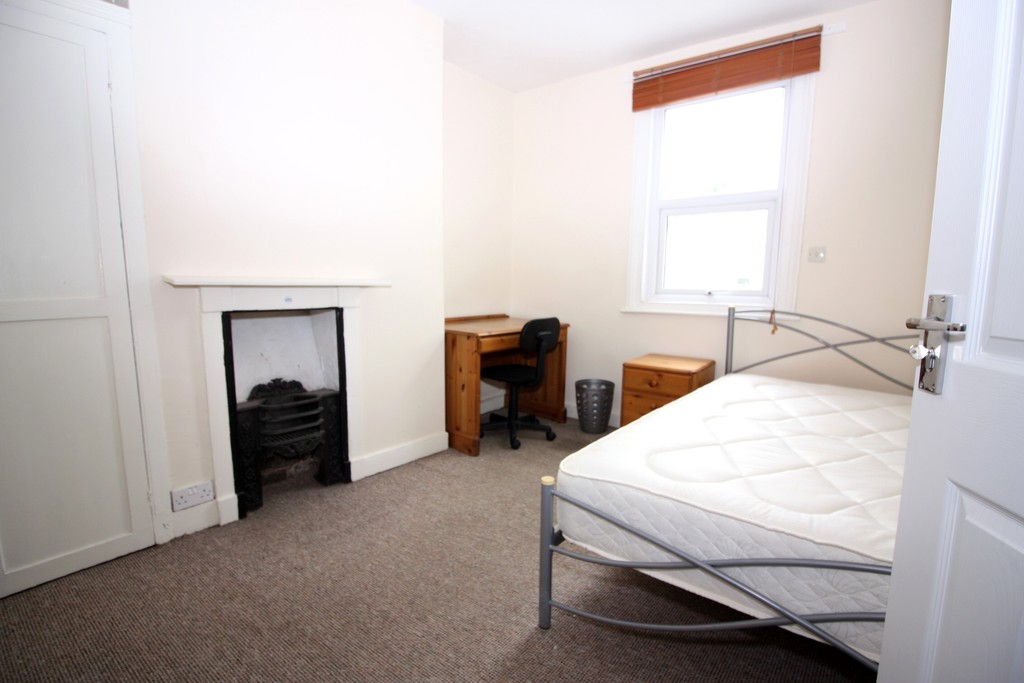 4 bed house to rent in Codrington Street  - Property Image 4