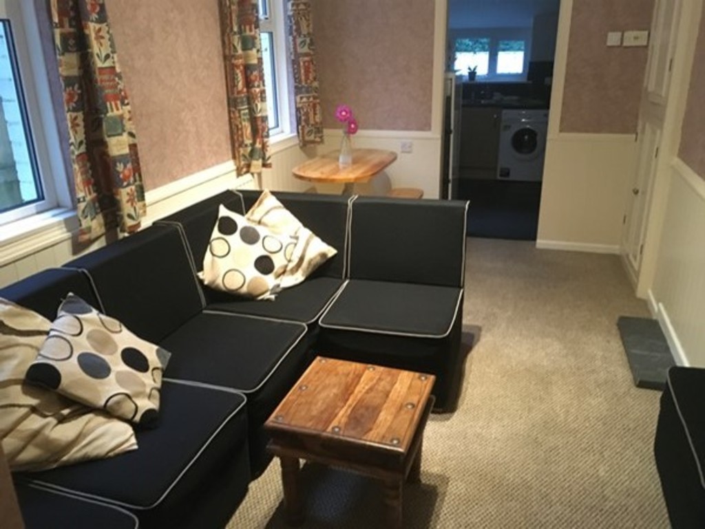 5 bed house to rent in Monks Road, Exeter 2