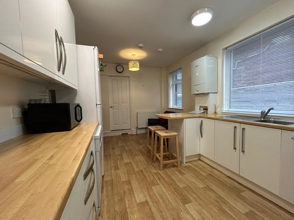 5 bed house to rent in Priory Road, Exeter 1