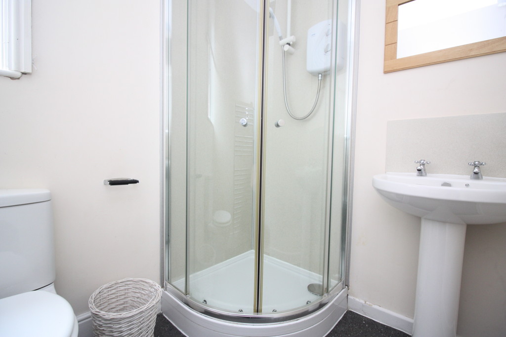 6 bed house to rent  - Property Image 11